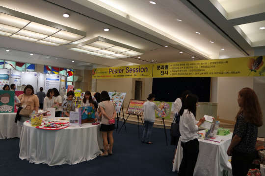 수원대학교가 위탁 운영하는 화성시어린이급식관리지원센터는 지난 23·24일 이틀간 서울 그랜드힐튼호텔에서 개최한 '2015 전국영양사학술대회'에 참가했다고 27일 밝혔다.  수원대 제공